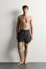 Short de baño negro de tejido técnico, con cintura elástica ajustable con cordón, bolsillos laterales y forro interior, perteneciente a la colección especial Aaron Levine x Zara.