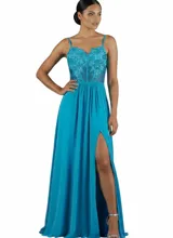 Vestido largo de fiesta color turquesa, con cuerpo tipo corset bordado con lentejuelas y transparencias, tirantes finos y falda fluida con tajo lateral.