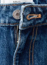 Jeans de tiro medio con diseño de pernera ancha y holgada, de corte recto y clásico tono azul denim.