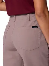 Pantalón largo recto de Columbia para mujer, ligeramente elástico y de diseño clásico, con bolsillos para las manos, trabillas para el cinturón y bolsillo de seguridad con cremallera.