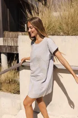 Remerón de corte amplio y relajado, color celeste pálido, con bordado artesanal en contraste color beige en el frente y mangas cortas.