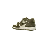 Championes de diseño urbano Off-White modelo Out Of Office, en color verde militar y blanco, confeccionados en cuero con inserciones de gamuza, suela de goma con detalles translúcidos y el característico emblema de flecha lateral.