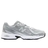 Championes New Balance modelo 740, con estética inspirada en el running de los años 2000. Presentan una parte superior de malla gris con superposiciones sintéticas metalizadas, entresuela blanca con tecnología de amortiguación y suela de goma negra.