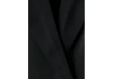 Vestido tipo blazer negro, de corte entallado y diseño cruzado con doble botonadura frontal. Presenta solapas clásicas, mangas largas y una silueta corta y estructurada.