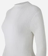 Blusa de punto color blanco con cuello alto y manga larga.