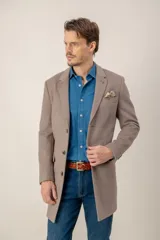Chaquetón de lana color beige, con solapas clásicas, cierre frontal de botones y bolsillo en el pecho con pañuelo decorativo.