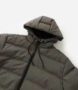 Campera puffer deportiva Get Over, color negro, con diseño sin costuras, cierre frontal por cremallera y capucha con cordón ajustable. Presenta puños elásticos y diseño acolchado.