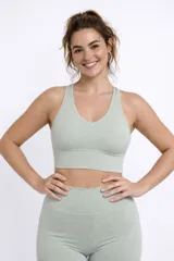 Top deportivo de microfibra color verde menta, con escote en V y tirantes anchos.