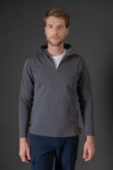 Sweater de algodón con medio cierre frontal y cuello alto, de diseño liso y corte clásico.