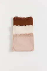 Pack de tres bombachas tipo colaless de tejido acanalado con detalle de puntilla en la cintura. Incluye colores marrón, crema y rosado.