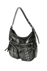 Cartera tipo hobo de poliuretano símil cuero color negro, con diseño slouchy y múltiples bolsillos frontales con cierre y tachas metálicas decorativas. Cuenta con correa ajustable para el hombro y detalles de tiras colgantes en los cierres.