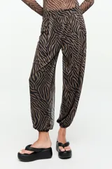 Pantalón de tul estampado con diseño animal print tipo cebra, de calce relajado, con cintura elastizada y puños en los tobillos.