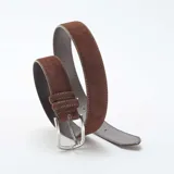 Cinturón marrón de antelina con hebilla metálica plateada.