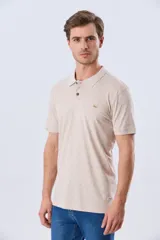Remera polo de manga corta en color azul marino, con estampado sutil de pequeños motivos geométricos, cuello camisero y cartera con tres botones.