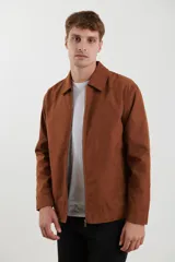 Campera marrón de napa ecológica con cierre frontal metálico, bolsillos laterales y cuello camisero.