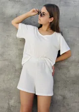 Short color beige con textura tejida y cintura elastizada.