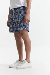 Short de baño celeste y azul con cintura elástica ajustable con cordón, dos bolsillos laterales y uno trasero. Confeccionado en tela ligera de secado rápido y logo bordado.