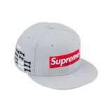 Gorra gris de visera plana con logo de Supreme en recuadro rojo en el frente y diseño de huesos bordados en blanco y negro en el lateral.