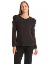 Buzo de tejido soft color gris oscuro, con cuello redondo y mangas largas. Presenta hombros con diseño plisado y detalle de perlas aplicadas.