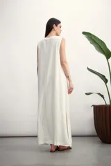 Vestido largo sin mangas, color verde militar, con cuello redondo y costura central vertical en contraste.