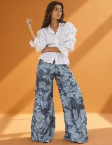Pantalón de jean ancho con estampa floral exclusiva en tonos azules y grises, de tiro alto y bolsillos delanteros aplicados.