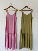 Vestido largo tostado de corte holgado, con tirantes anchos estampados, escote redondo y falda con volado fruncido en el ruedo.