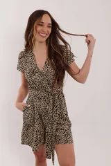 Mono corto color beige con estampado animal print negro, escote en V cruzado, mangas cortas y lazo en la cintura.