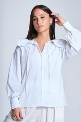 Camisa blanca de manga larga con cuello Claudine y lazos en el escote.