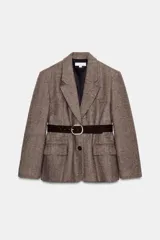 Blazer de corte sastre con estampado de espiga en tonos marrones, cuello solapa, hombreras y manga larga. Incluye bolsillos delanteros con solapa, cierre frontal con botón y un cinturón oscuro con hebilla metálica que entalla la cintura.