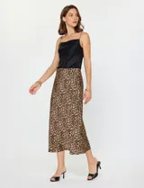 Falda midi de satén con estampado animal print de leopardo, corte al bies y pretina elastizada.