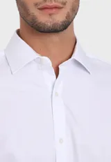 Camisa blanca de vestir para hombre, de corte entallado y manga larga.