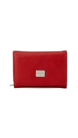 Billetera corta de símil cuero color beige, con cierre a presión y placa metálica decorativa. Cuenta con múltiples compartimentos internos para tarjetas, visor y billetes, además de un compartimento posterior con cierre.