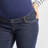 Pantalón de jean azul oscuro, corte flare, con cintura alta elástica para embarazo.