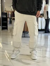 Pantalón de jean estilo cargo, color azul, de corte ancho y holgado, con múltiples bolsillos laterales en muslos y pantorrillas.