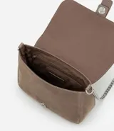 Cartera bandolera pequeña de estructura rígida en gamuza sintética color marrón. Presenta una tapa frontal con detalle de tira central y hebilla decorativa, y una correa larga de cadena metálica.