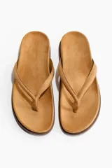 Chancletas de H&M de color marrón tostado, con tiras finas en forma de Y y plantilla preformada ergonómica.