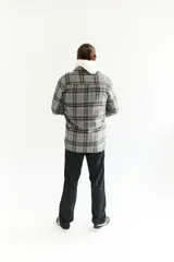 Sobrecamisa de paño con diseño escocés a cuadros en tonos gris, verde y marrón.