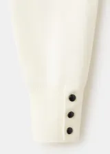 Sweater de punto color blanco crudo, con cuello redondo y mangas largas.
