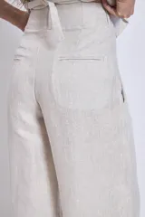 Pantalón de lino color beige, de corte palazzo y tiro alto.