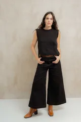 Pantalón de pierna ancha con tiro medio, confeccionado en brin de algodón con spandex. Presenta costuras a contratono que resaltan su diseño y bolsillos laterales.