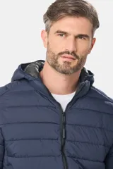 Campera de abrigo gris oscuro, capitoneada, con cuello alto y capucha desmontable. Cierre frontal con cremallera y bolsillos laterales con cierre. Logo bordado en el pecho.