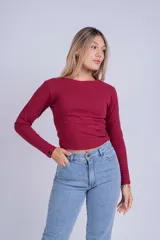 Remera azul marino de punto canalé, corte crop y mangas largas.