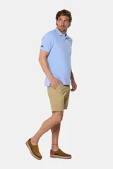 Bermuda color beige con cintura elastizada, bolsillos laterales y traseros.