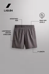 Short de running confeccionado en tejido técnico ligero y elástico con estructura. Cuenta con forro interior, cintura elástica ajustable con cordón, bolsillo trasero con cierre oculto, bolsillos laterales multifunción y aberturas laterales en las perneras.