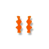 Par de aros colgantes de acrílico color verde agua con forma abstracta.