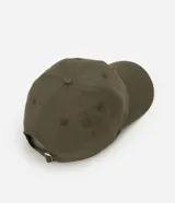 Gorra de sarga color verde oliva con visera curva y ajuste trasero mediante hebilla. Presenta un bordado frontal en hilo naranja con el texto "Los Angeles 1996 California".