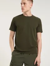 Camiseta deportiva de manga corta con cuello redondo y diseño de costuras raglán, confeccionada en tejido técnico con textura microperforada.