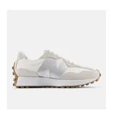 Championes urbanos New Balance modelo 327, con diseño inspirado en el running de los años 70. Presentan una combinación de paneles en tonos crema y beige, con el logo 'N' lateral en color plateado metalizado y suela de goma con relieve extendido hacia el talón.