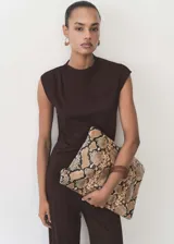 Camiseta color beige de tejido fluido con cuello asimétrico, diseño recto y detalles fruncidos.