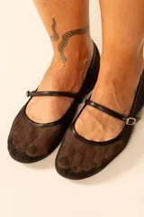 Chatitas negras de tul con detalles en cuero sintético y tira con hebilla.